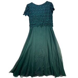 Elegant Teal Maxi Dress with Scalloped Lace Bodice
